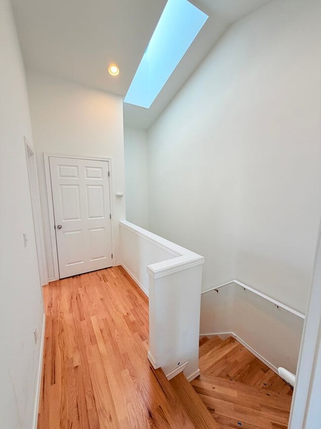 Building Photo - Lovely Ballard Townhome - Exceptional Location! AVAILABLE NOW!