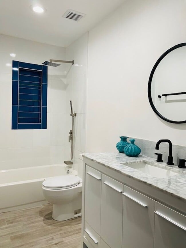 Building Photo - Modern Centrally Located 3 bed, 2 bath w/Large back yard