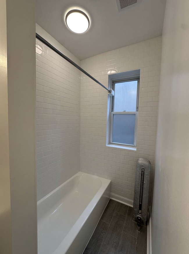 Tub/Shower - 1507 W Schreiber Ave