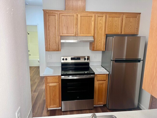 Building Photo - Super Crisp 2 Bedroom w/2 car attached garage