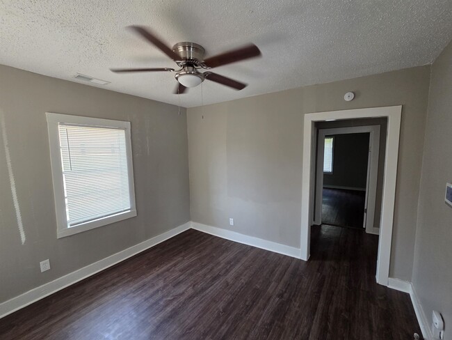 Building Photo - 1558 Tayner St