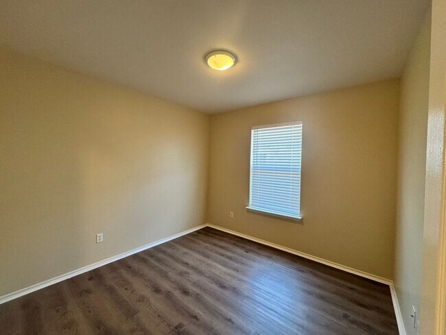 Building Photo - FRESHLY PAINTED  | ONE STORY  |  OPEN CONCEPT  |  GREAT LOCATION: 1604 & SHAENFIELD