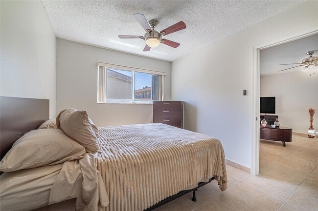 Building Photo - 701 Lori Dr