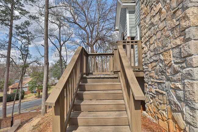 Building Photo - 2033 Cherokee Dr