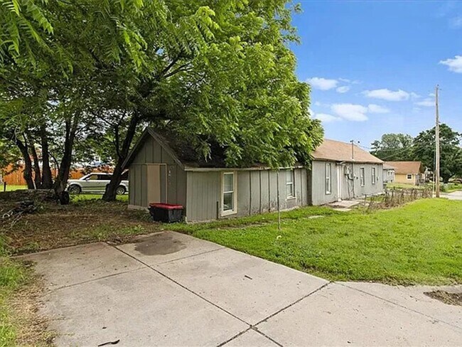 Building Photo - 1646 Bennington Ave