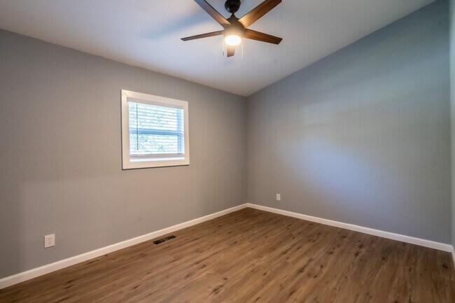 Building Photo - Newly Renovated 3bed 2bath