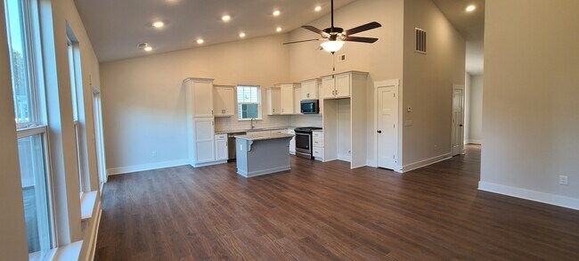 Building Photo - 726 Judah Dr