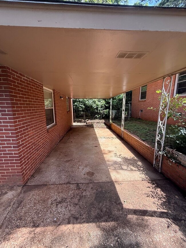 Building Photo - ** 3 Bedroom 1 Bath Located in Forest Hills ** Call 334-366-9198 to schedule a viewing