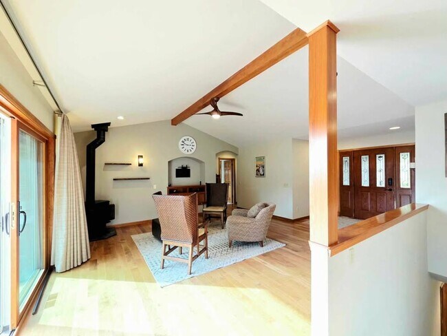 Building Photo - Gorgeous 4 Bed, 3 Bath Home w/ STUNNING RIVER FRONT VIEWS!!