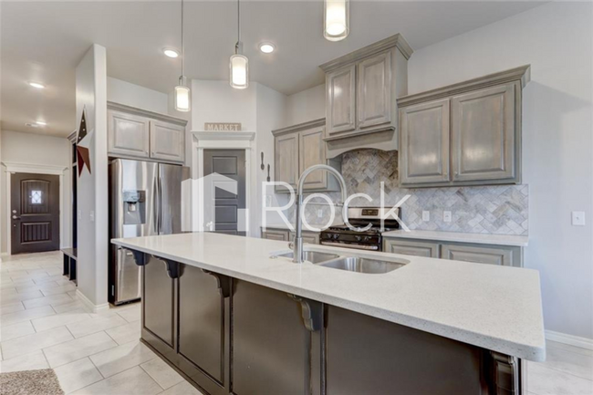 Building Photo - Gorgeous 3 Bedroom Home with Storm Shelter located in The Waters in Moore!! **All Appliances Incl...