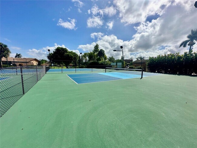 Building Photo - 6300 Royal Woods Dr