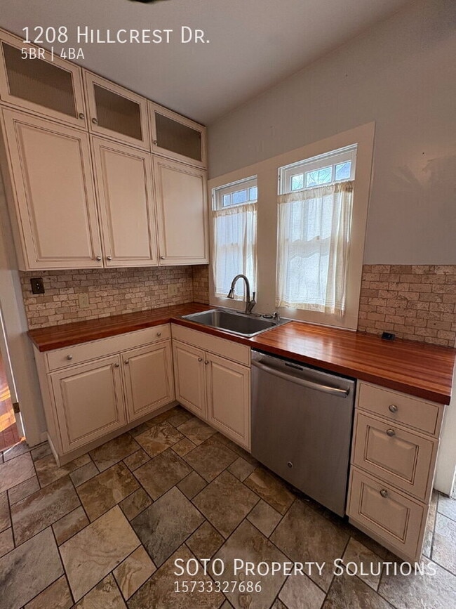 Building Photo - 1208 Hillcrest Dr