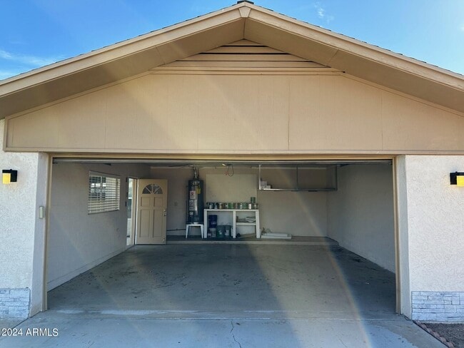 Building Photo - 8737 E Jackrabbit Rd