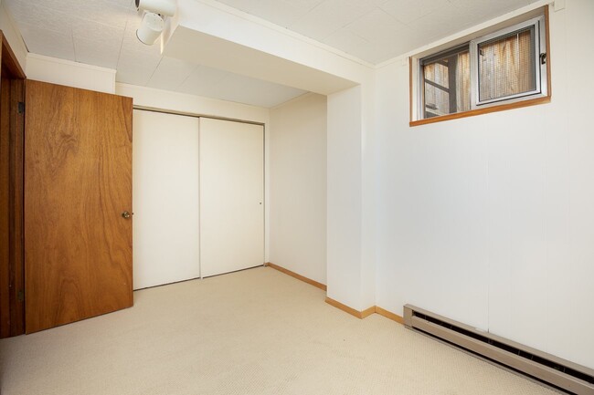 Building Photo - 3 bedroom 2 bath
