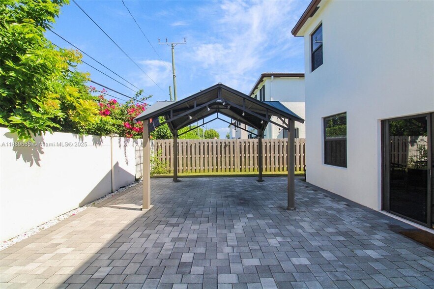 Building Photo - 21016 NE 2nd Ct