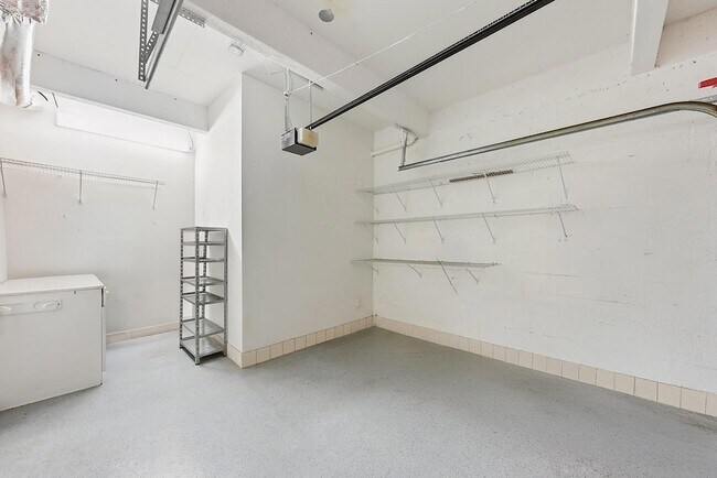 Building Photo - 6204 Paradise Point Dr