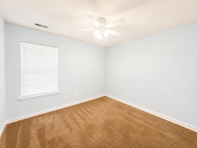 Building Photo - 9 Green Oak Dr
