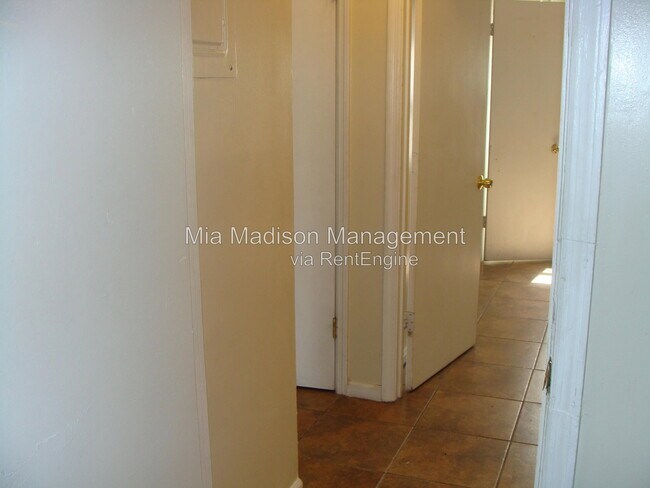 Building Photo - 1 Oak Forest Ln