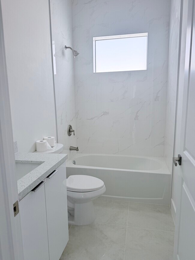 Building Photo - 2504 Vera Ave S