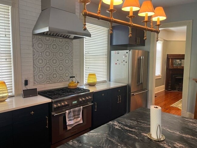 Building Photo - Available for lease May-September 2026. Stunning Fully-Furnished 3 BR/2.5 BA Available in the Hea...