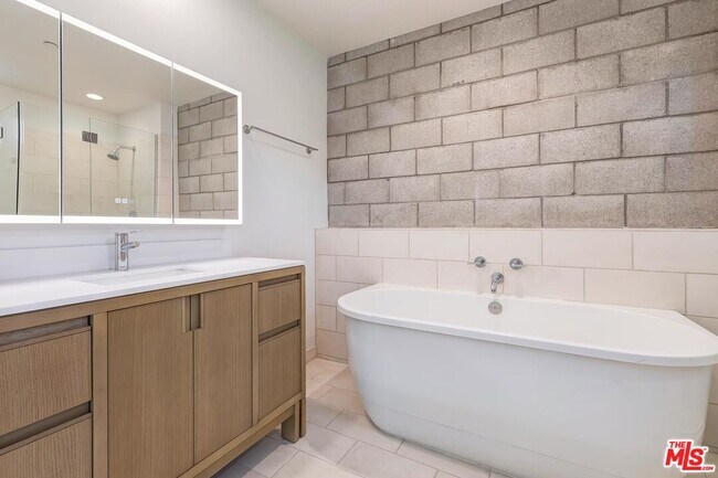 Building Photo - 3450 Cahuenga Blvd W