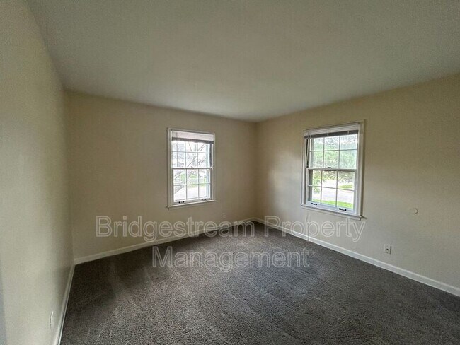 Building Photo - 1944 Malcom Dr