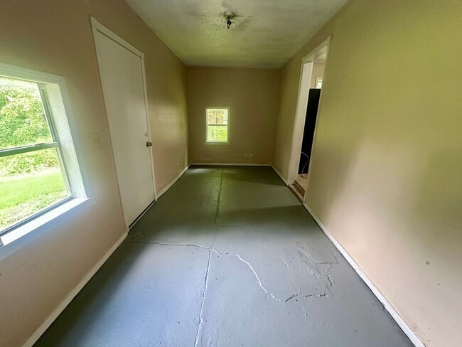 Building Photo - 3 Bedroom and 1 Bathroom Home in Shawnee