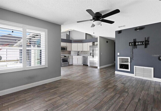 Building Photo - 5517 Loma Vista Dr E