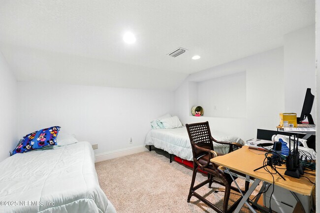 Building Photo - 2061 Crown Dr