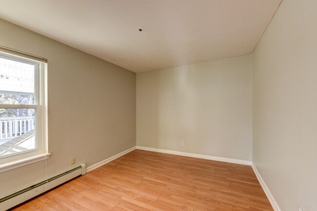 Building Photo - 2 Bedroom 2 Bath End Unit Condo with covered parking!