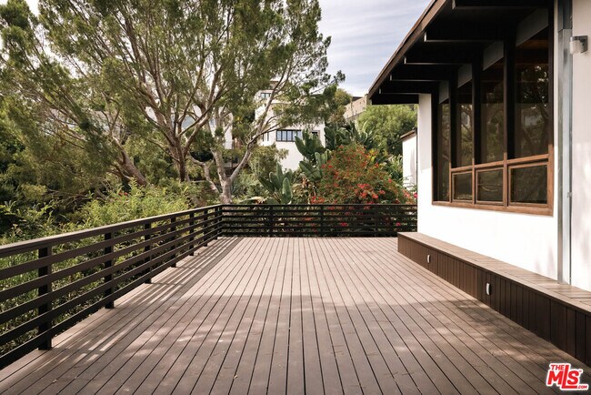 Building Photo - 2020 Mayview Dr