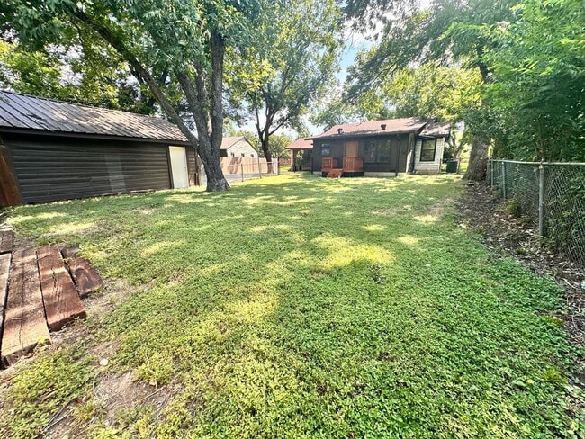 Building Photo - Charming 3 Bed 2 Bath Home with Bonus Den and Detached Garage