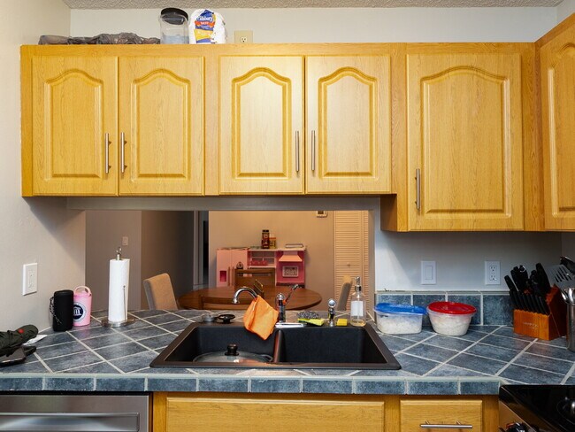 Building Photo - "Discover Serenity: Spacious 2-Bed, 2-Bath Condo in Vibrant Sarasota!"