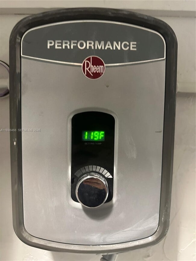 Building Photo - 1860 Venice Park Dr