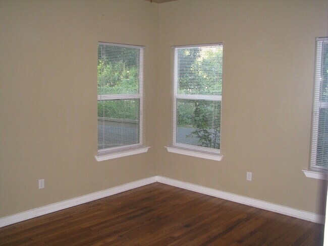 Building Photo - UT PRE-LEASE: North Campus 6 bed / 3 bath Remodel, High-End Kitchen Features SS Appliances, Wood ...