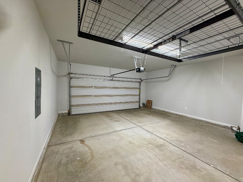 Building Photo - 160 High Leaf Dr