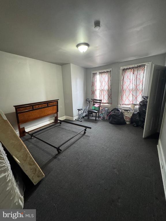 Building Photo - 533 Buttonwood St