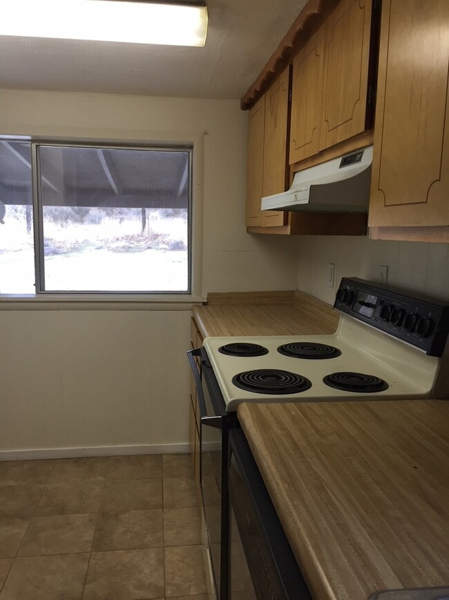 Building Photo - Charming 2 Bedroom Home with Garage