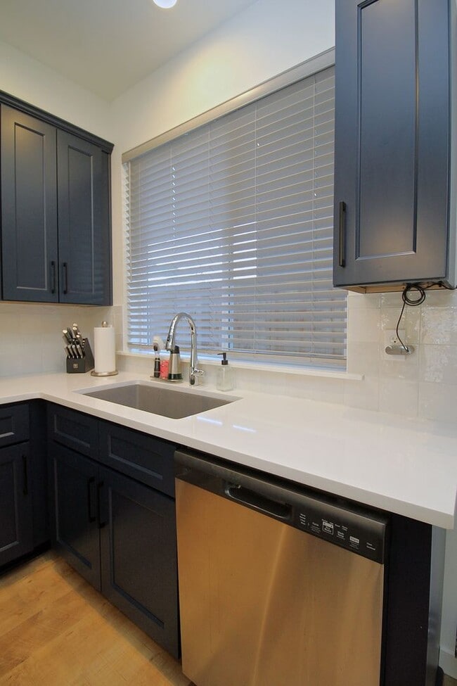 Building Photo - 5723 S Kelly Ave