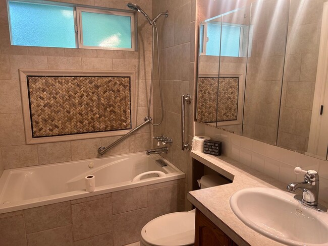 Building Photo - 4 Bedroom Home Near Whatcom Falls