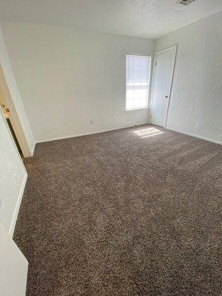 Building Photo - 530 Westwood Ct