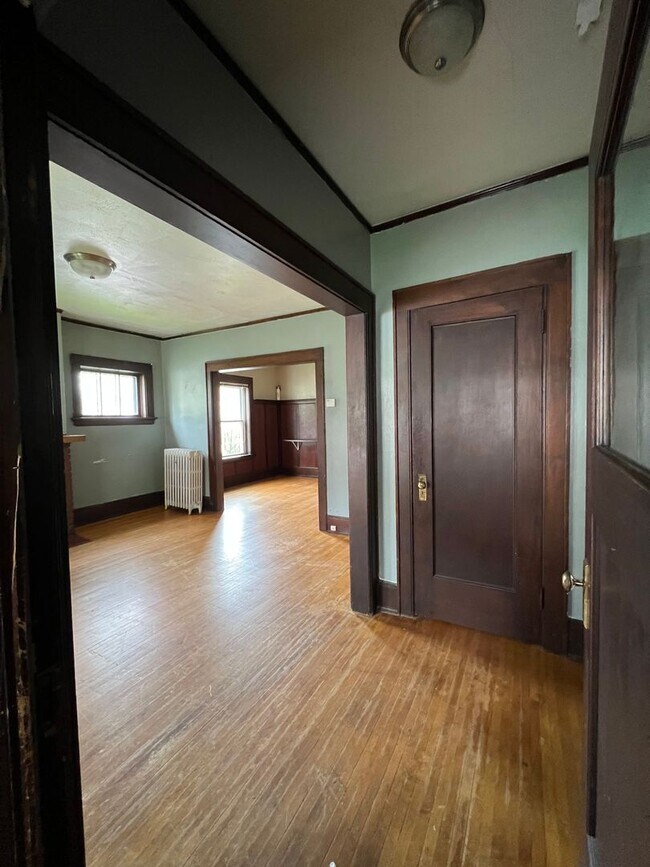 Building Photo - AVAILABLE JUNE -  4 Bed 1 Bath Townhome