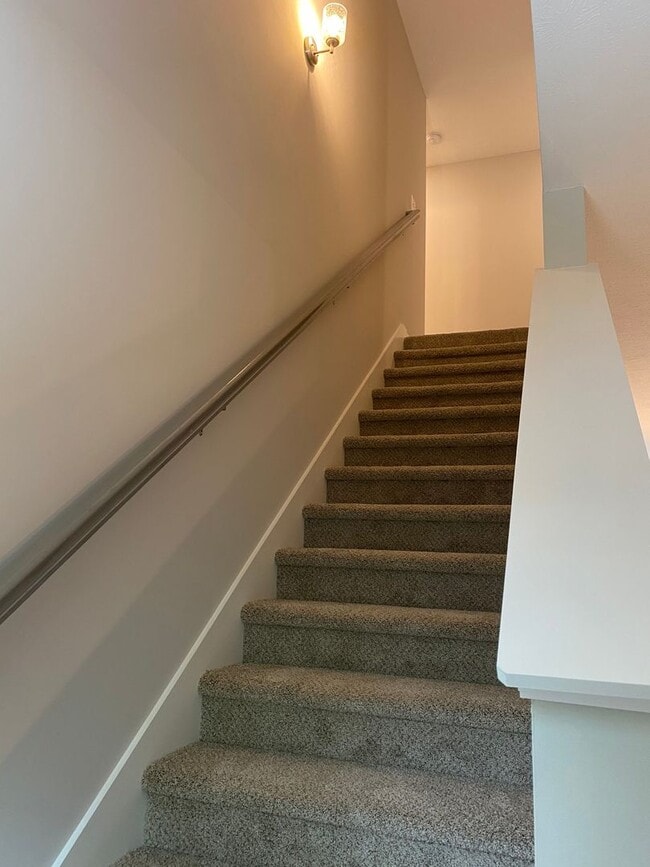 Building Photo - 3 BD 2.5 BA | 2 Car Garage | End Unit Townhome