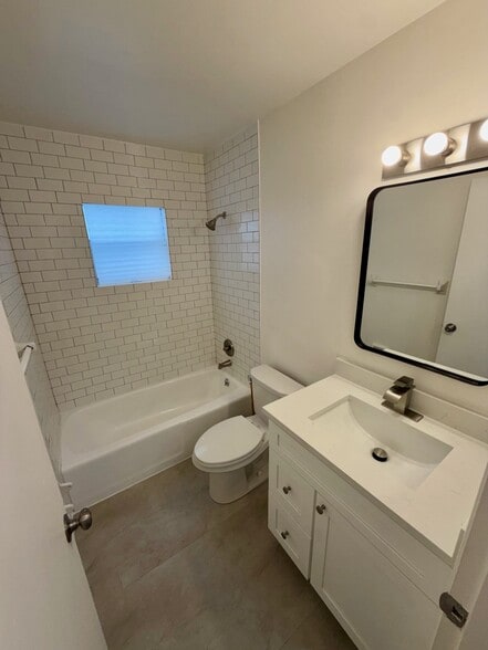 Bathroom NEW - 914 La Salle Ave
