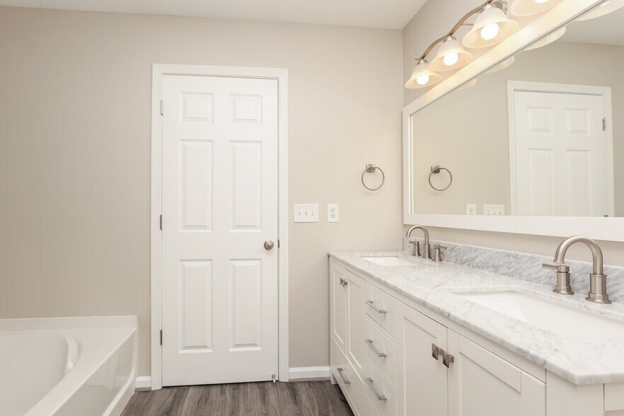 Building Photo - 2867 Park Knoll Dr