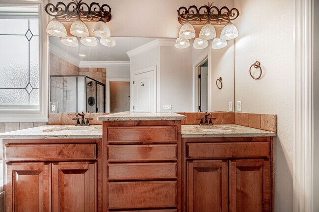 Building Photo - Gorgeous Rogers Home!
