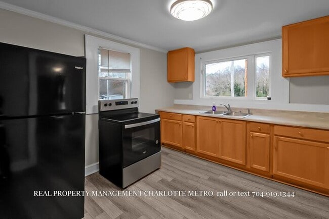 Building Photo - Charming Downtown Albemarle Cottage with Timeless Appeal