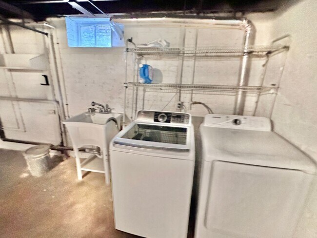 Building Photo - Spacious 6 bedroom 3.5 bath Tudor Townhouse w/Deck close to Georgetown University & Hospital