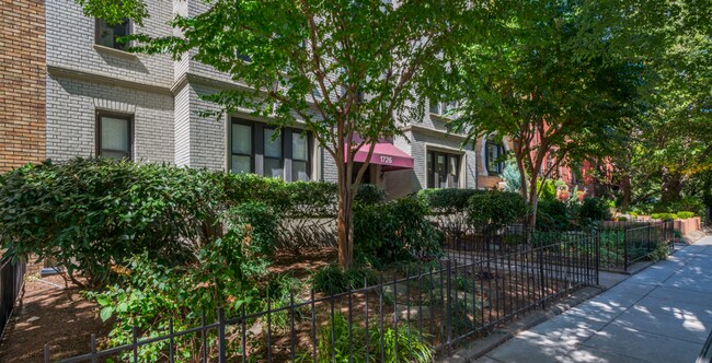 Building Photo - Dashing Dupont Circle 1 Bedroom Apt with skylights and building roof deck.