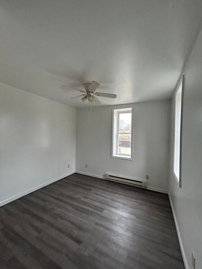 Building Photo - 105 W Emeline St